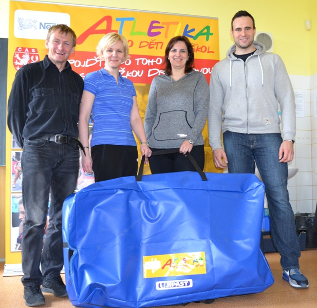 Brnnsk kole Masarova nadlil atletiku koula Jan Marcell a partner projektu Atletika pro dti do kol, bezen 2015